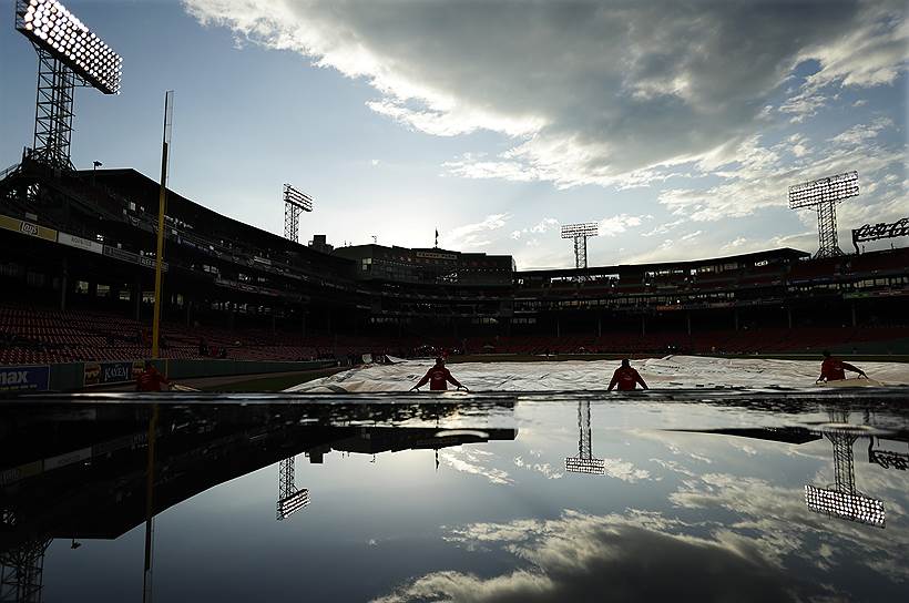 Бостон, США. Рабочие готовят стадион к финалу Мировой бейсбольной серии