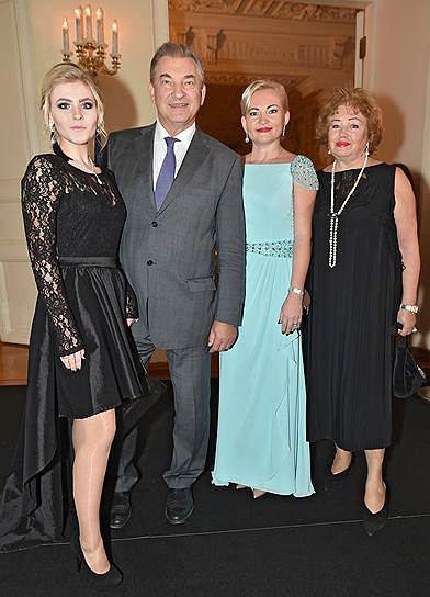 Депутат Госдумы Владислав Третьяк, его супруга Татьяна (справа), дочь Ирина (вторая справа) и внучка Анна Емшанова (слева) 