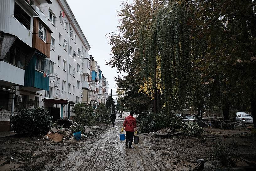 25 октября. В результате &lt;a href=&quot;/doc/3784386&quot;>наводнения&lt;/a> в Краснодарском крае, начавшегося накануне, погибли двое человек. Были подтоплены почти 2 тыс. домов, эвакуированы более 450 человек. 26 октября число жертв увеличилось до шести 