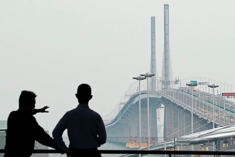 23 октября. Председатель КНР Си Цзиньпин открыл самый длинный в мире &lt;a href=&quot;/doc/3778707&quot;>морской мост&lt;/a> (55 км), который соединил материковый Китай и две его автономные самоуправляемые территории — Гонконг и Макао 
