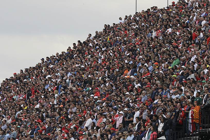 Мехико, Мексика. Зрители на гонке «Формулы-1»