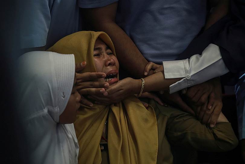 Панкалпинанг, Индонезия. Родственники пассажиров рейса JT610 компании Lion Air, разбившегося около острова Ява