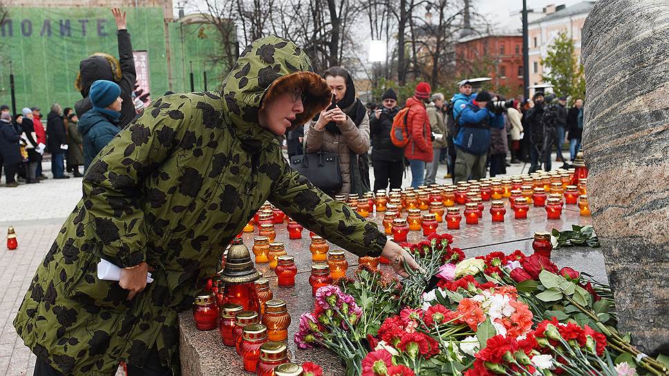 Участники акции возлагают цветы к Соловецкому камню на Лубянской площади &lt;br>
На фото: телеведущая Ксения Собчак