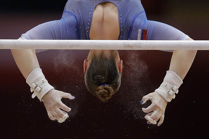 Доха, Катар. Гимнастка Алия Мустафина (Россия) выполняет упражнение на брусьях на чемпионате мира по спортивной гимнастике
