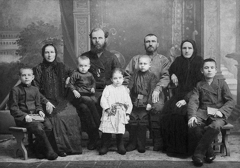 По центру справа — священник Иван Липин с семьей, слева — его брат Александр с семьей, 1916 год