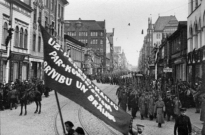 Красные латышские стрелки на праздновании 1 мая в Риге, 1917 год