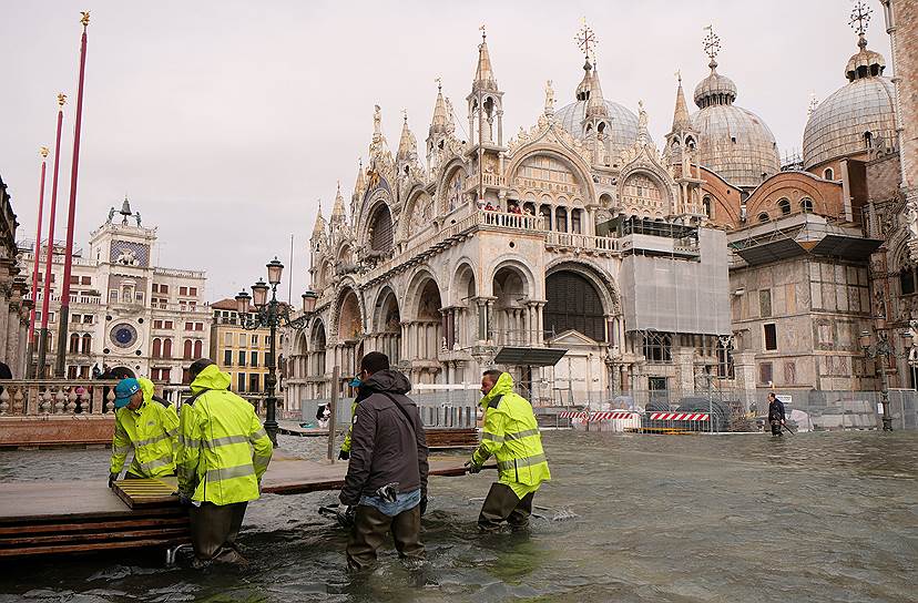 Сирокко гонит воду из Адриатического моря в Венецианскую лагуну, откуда она попадает в каналы и разливается по улицам и площадям