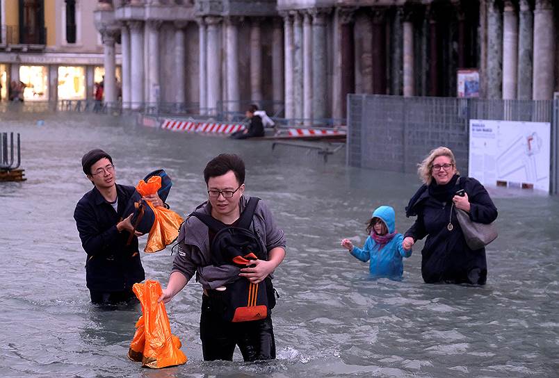 Поскольку самая низкая точка Венеции – площадь Сан-Марко, там вода достигает максимального уровня