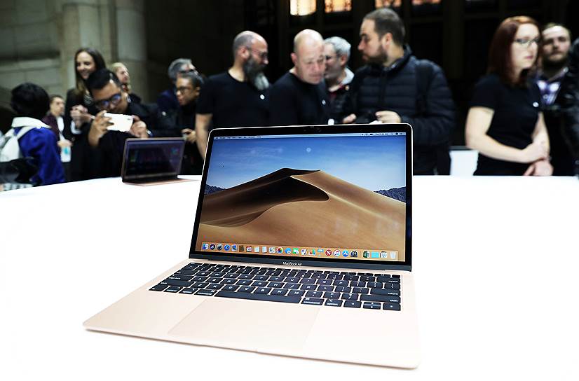 Посетители презентации знакомятся с новым MacBook Air 