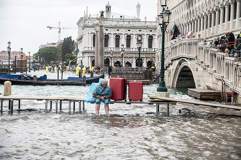 Речь идет о сезонном подъеме воды в Венецианской лагуне, который вызывает затопление значительной части города