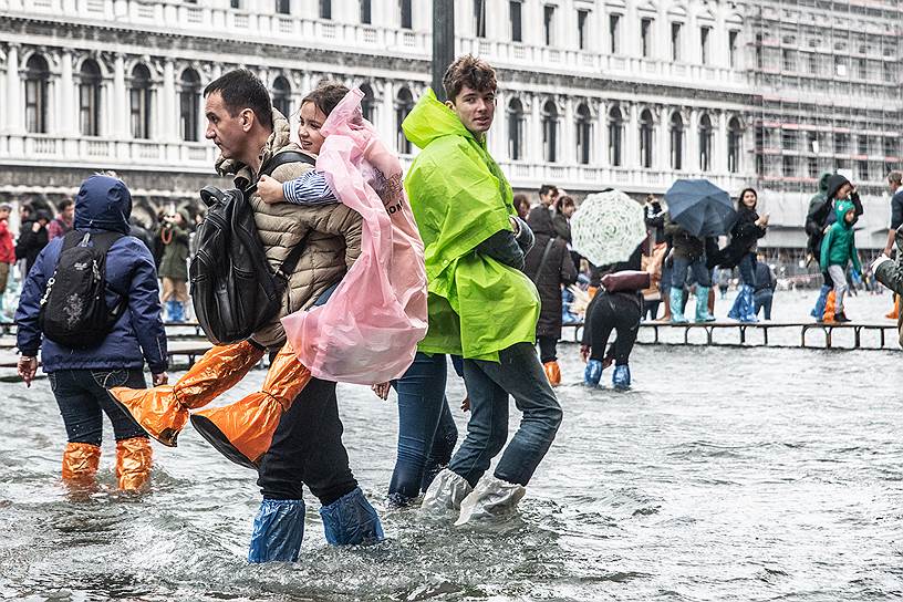 Ливневые дожди и сильный, порывистый ветер были зарегистрированы во многих городах центральной и южной Италии. В Риме ветер вырвал с корнем и сломал десятки крупных деревьев