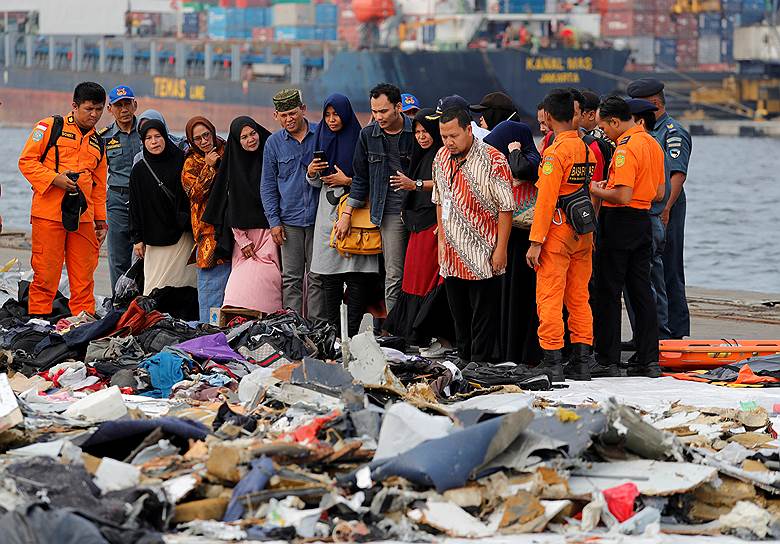 Джакарта, Индонезия. Родственники пассажиров рейса JT610 Lion Air смотрят на оставшиеся после авиакатастрофы вещи