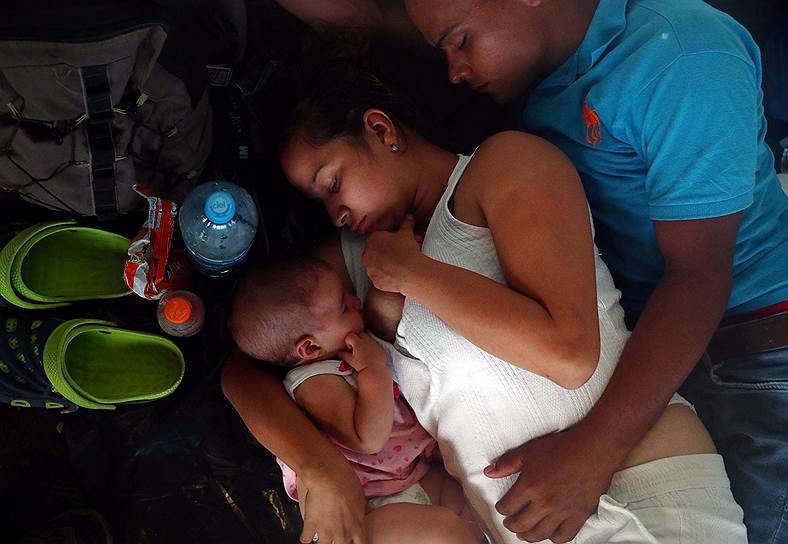 Хучитан, Мексика. Женщина кормит ребенка грудью в лагере для беженцев, следующих из Центральной Америки в США