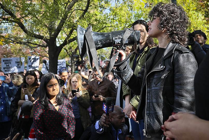 Протестующие в Нью-Йорке, США

&lt;br> Примерно 500 сотрудников нью-йоркского офиса Google собрались неподалеку от него в небольшом парке на Манхэттене. Некоторые держали в руках таблички «Права трудящихся это права женщин» и «Время вышло»