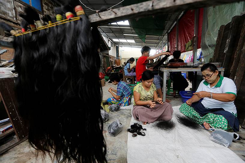 Янгон, Мьянма. Работницы подготавливают волосы на экспорт 
