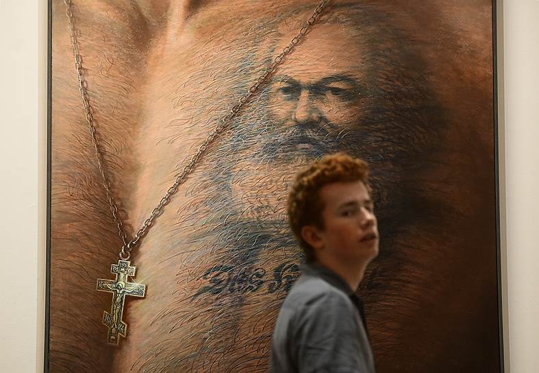 Санкт-Петербург. Посетитель выставки «Карл Маркс навсегда?» в Русском музее