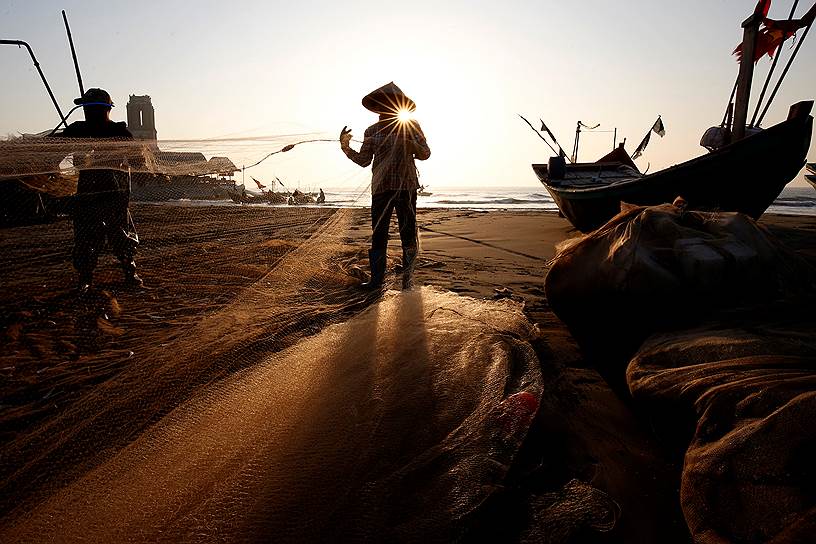 Намдинь, Вьетнам. Рыбаки чистят свои сети 
