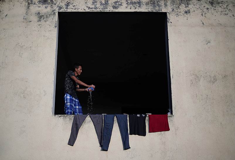 Матиас-Ромеро, Мексика. Мигрант стирает вещи  
