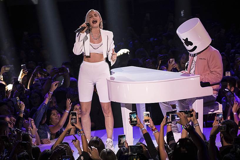 Выступление певицы Анн-Мари (слева) и Marshmello — победителя номинации «Лучший электронный проект» на церемонии