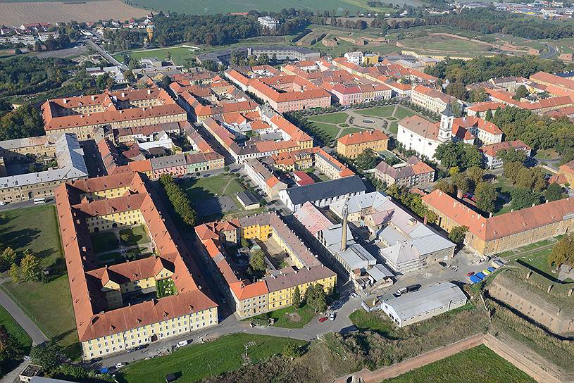 Терезиенштадт был построен как образцовая крепость, но во время обеих мировых войн использовался как концлагерь