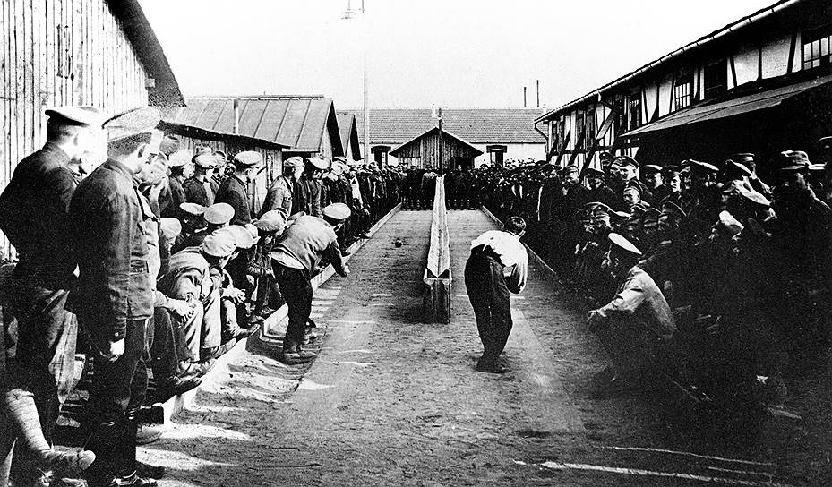 Жизнь военнопленных в австро-венгерских лагерях зависела от руководства конкретного лагеря. Где-то, например, можно было играть в кегли