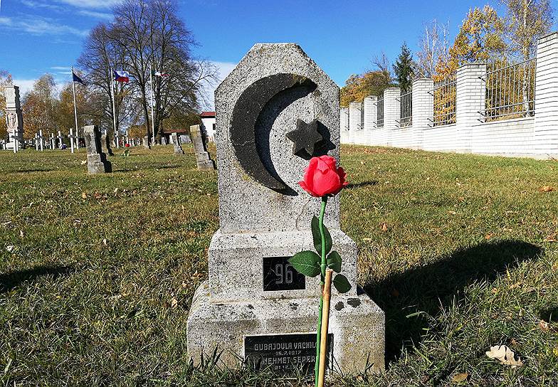 Кладбищенская ограда была установлена покидавшими Миловице военнослужащими Центральной группы войск