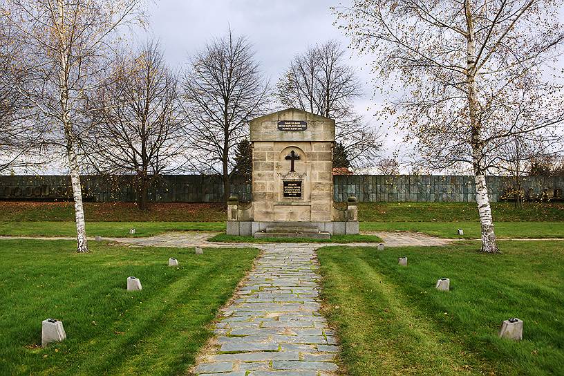 Памятник военнослужащим российской армии, павшим в Первую мировую, на малопосещаемой части кладбища в Терезине (Терезиенштадте)