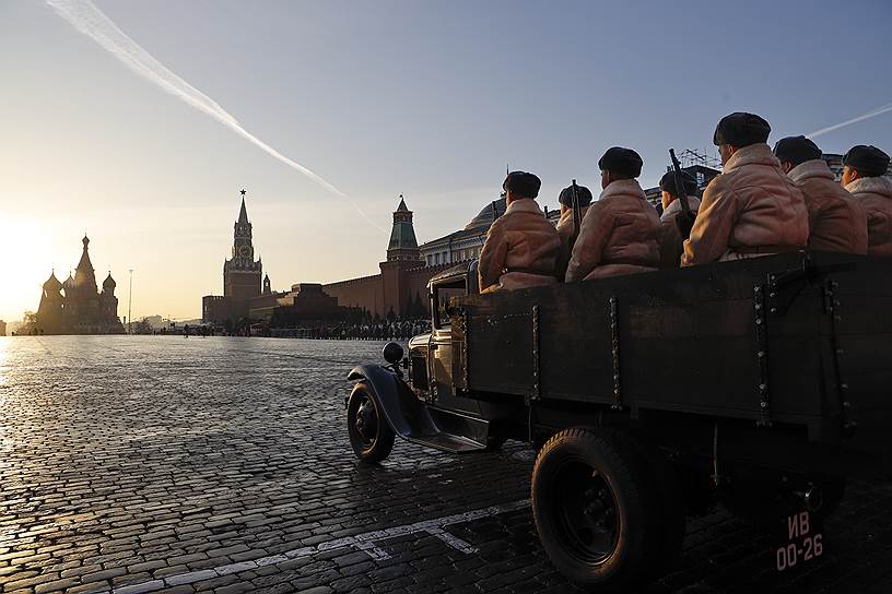 Солдаты, одетые в форму Красной Армии, едут на грузовике ГАЗ-АА