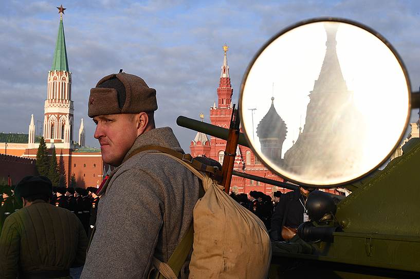На трибунах Красной площади за ходом реконструкции также наблюдали представители общественных и детских движений, религиозных конфессий, официальные лица — всего около 7 тыс. человек