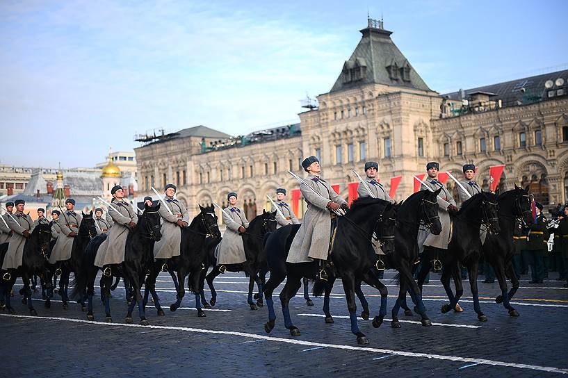 В параде также участвовала кавалерия 