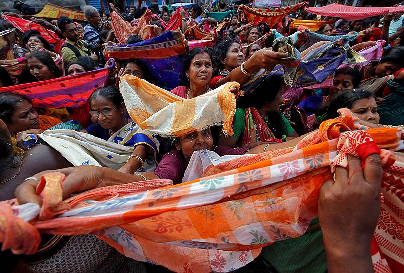 Калькутта, Индия. Верующие во время раздачи риса по случаю индуистского праздника Говардхана-пуджа
