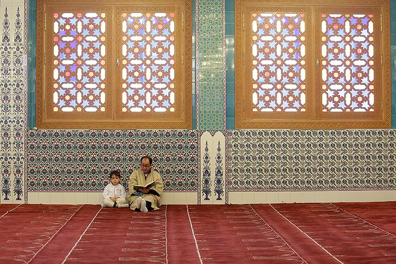 Алжир. Верующие молятся в мечети 