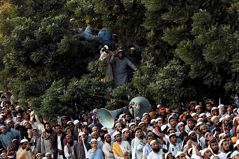 Карачи, Пакистан. Сторонники движения «Муттахида Маджлис-э-Амаль» во время акции протеста против оправдательного приговора христианке, приговоренной к казни по обвинению в богохульстве 