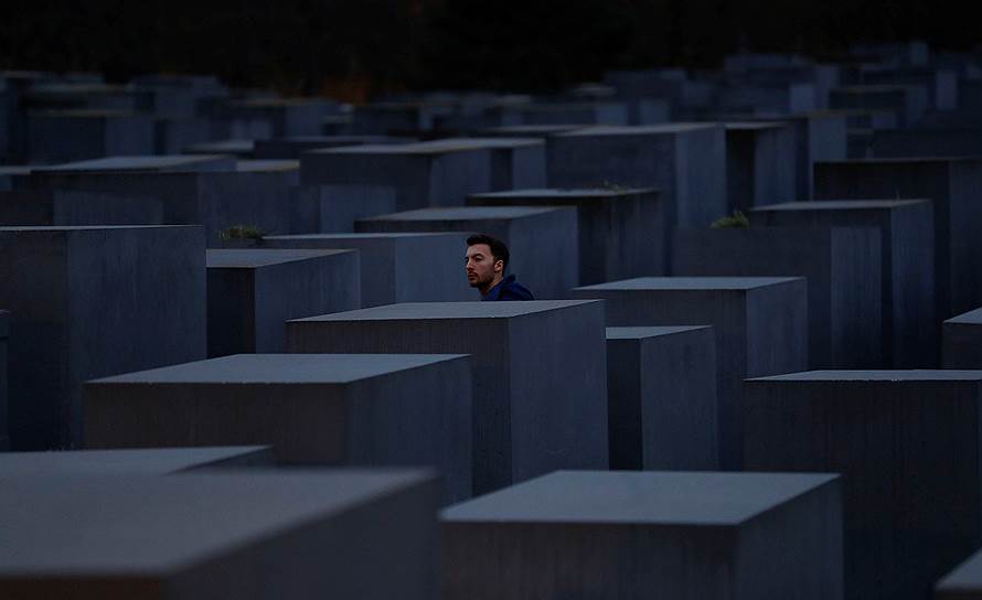 Берлин, Германия. Посетитель Мемориала жертвам Холокоста накануне 80-летней годовщины Хрустальной ночи 