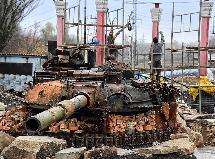 Луганск. Башня танка с пушкой лежит на кирпичах 
