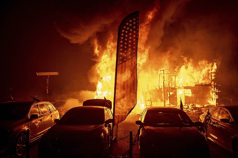 Парадайс, штат Калифорния, США. Природный пожар подошел к дилерскому автомобильному центру