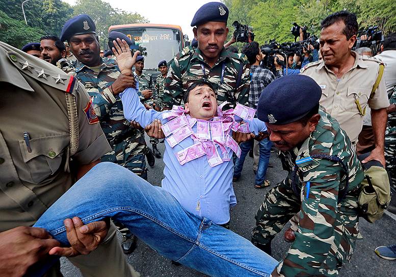 Нью-Дели, Индия. Полиция задерживает сторонника партии Индийский национальный конгресс на оппозиционной акции