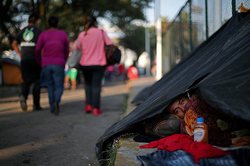 Мехико, Мексика. Мигрант, планирующий попасть в США, отдыхает в импровизированной палатке