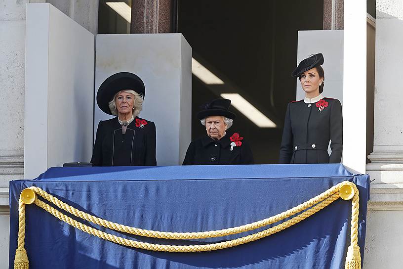 Королева Великобритании Елизавета II (в центре) в время торжеств в Лондоне