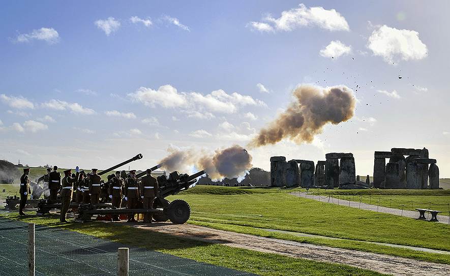 Королевский полк артиллерии Франции делает 100 выстрелов из гаубицы