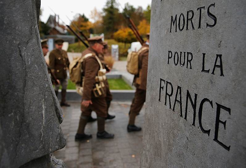 Члены исторической ассоциации Первой мировой войны в форме британских солдат во Франции