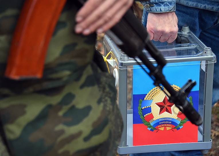 Военнослужащие во время голосования на выборах в ЛНР