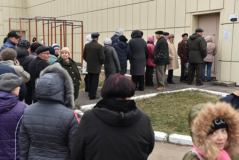 Жители Луганска перед входом на избирательный участок