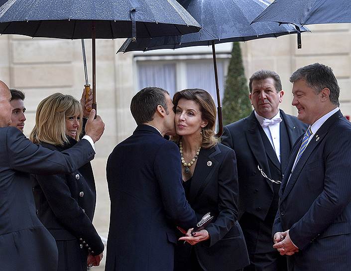 Президент Франции Эмманюэль Макрон (в центре), президент Украины Петр Порошенко (справа) с супругами