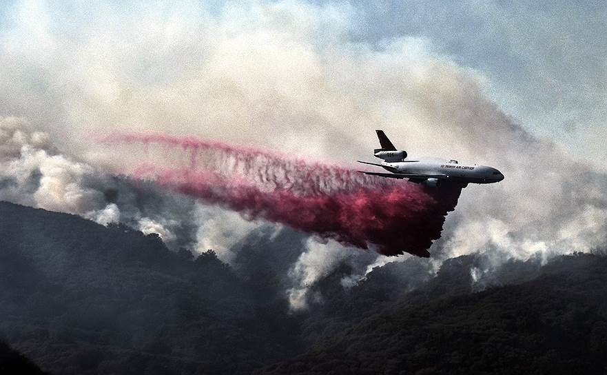 Малибу, штат Калифорния, США. Экипаж самолета DC-10 борется с лесными пожарами