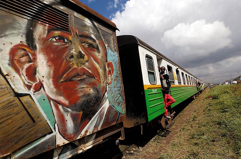 Найроби, Кения. Портрет бывшего президента США Барака Обамы на поезде во время забастовки