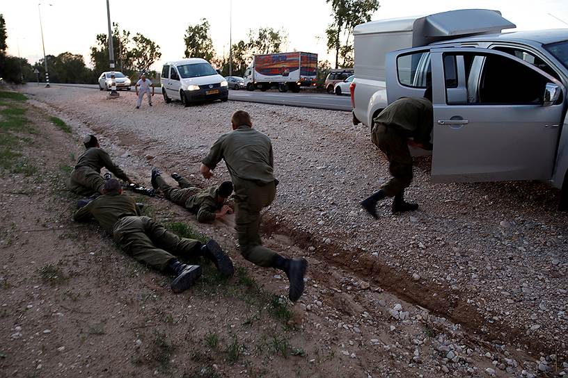 Палестино-израильская граница. Израильские солдаты и местные жители во время воздушной тревоги