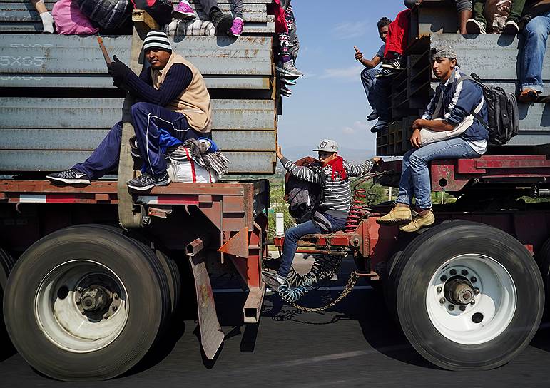 Керетаро, Мексика. Мигранты, следующие в США, на грузовике