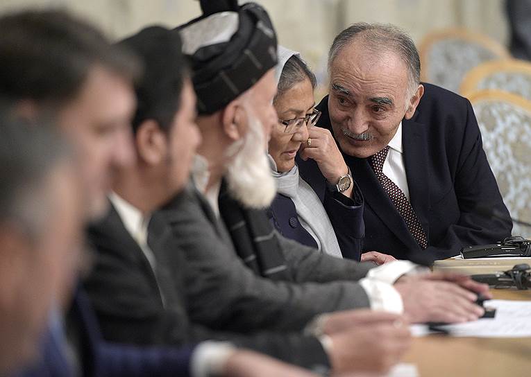Чрезвычайный и полномочный посол Афганистана в России Абдул Каюм Кочай (справа) и член Высшего совета мира Афганистана Хабиба Сураби во время заседания