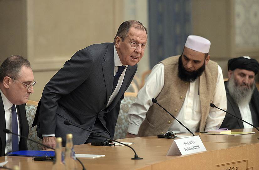 Министр иностранных дел России Сергей Лавров (в центре) и  представители запрещенного в РФ движения «Талибан» во время заседания